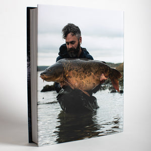 
                  
                    Laden Sie das Bild in den Galerie-Viewer, ADRIFT - 35 YEARS IN SEARCH OF CARP | Gareth Fareham
                  
                