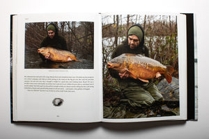 
                  
                    Laden Sie das Bild in den Galerie-Viewer, ADRIFT - 35 YEARS IN SEARCH OF CARP | Gareth Fareham
                  
                