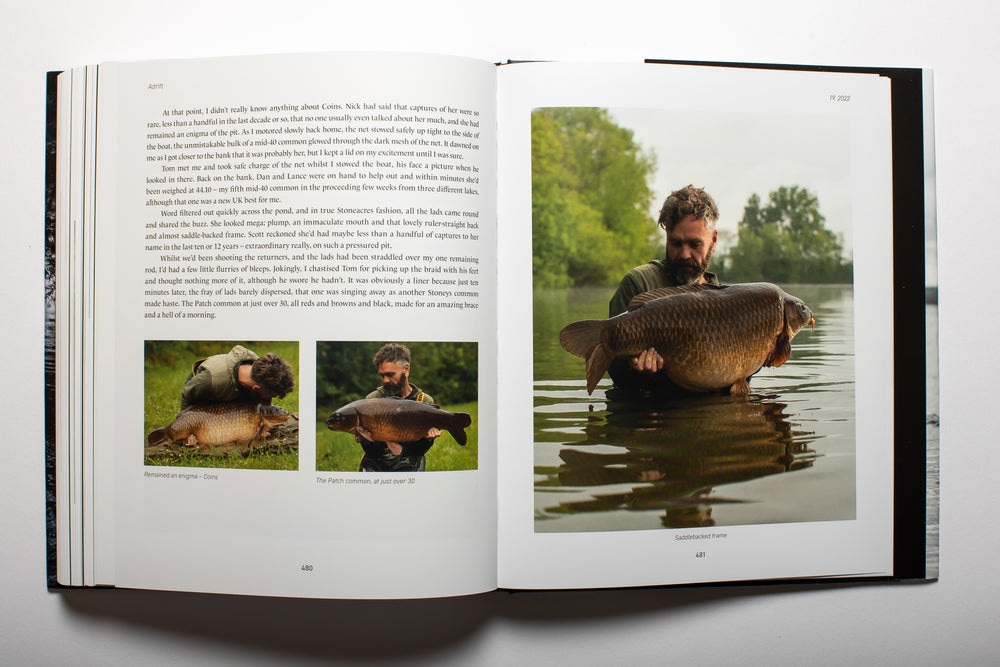 
                  
                    Laden Sie das Bild in den Galerie-Viewer, ADRIFT - 35 YEARS IN SEARCH OF CARP | Gareth Fareham
                  
                