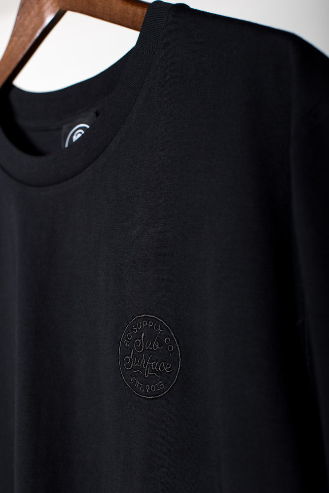 
                  
                    Laden Sie das Bild in den Galerie-Viewer, &amp;#39;EST EMBROIDERED&amp;#39; Tee | Black
                  
                