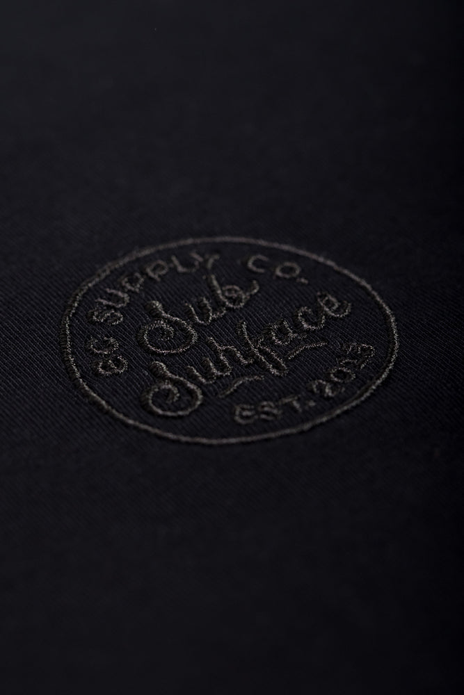 
                  
                    Laden Sie das Bild in den Galerie-Viewer, &amp;#39;EST EMBROIDERED&amp;#39; Tee | Black
                  
                