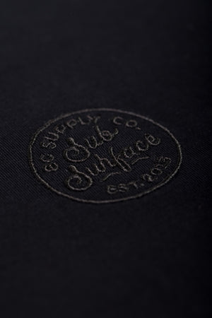 
                  
                    Laden Sie das Bild in den Galerie-Viewer, &amp;#39;EST EMBROIDERED&amp;#39; Tee | Black
                  
                
